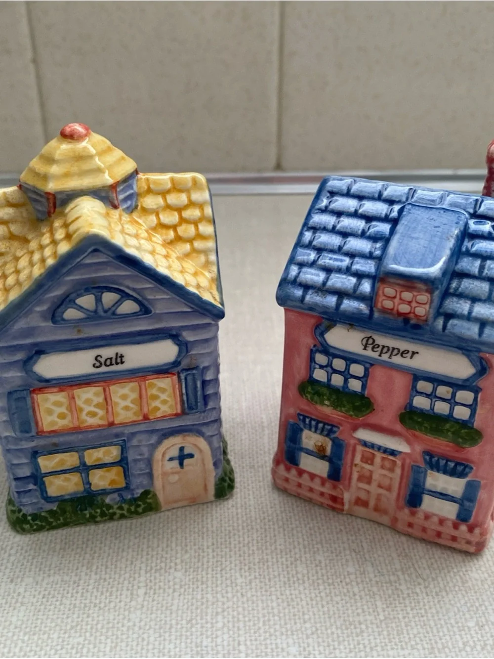 Avon VTG Cottage Collection House Salt and Pepper Shakers Set – 1997 Ceramic